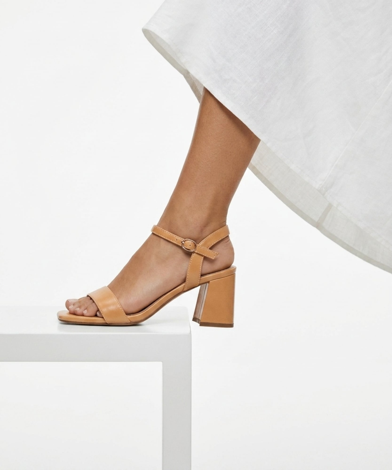 Sandalia tac&oacute;n tira ancha